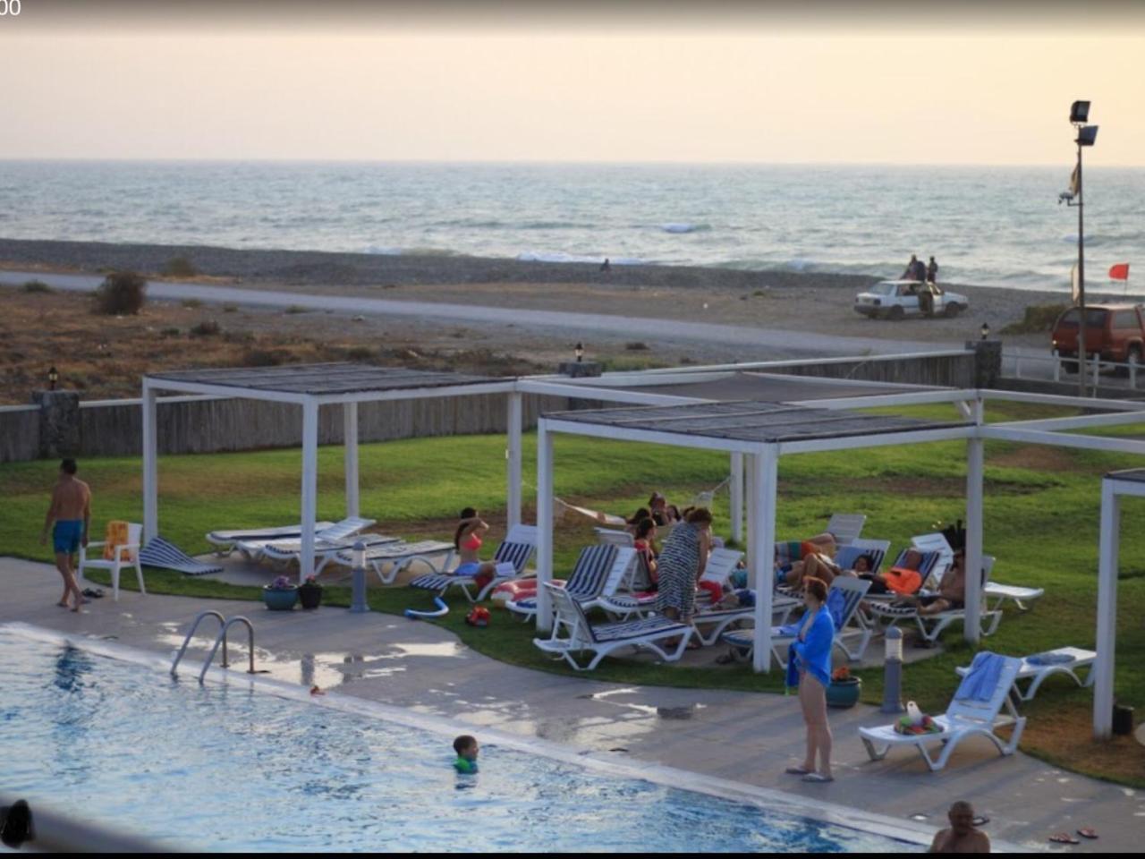 Aphrodite Beachfront Apartment Ghaziveran Exteriér fotografie